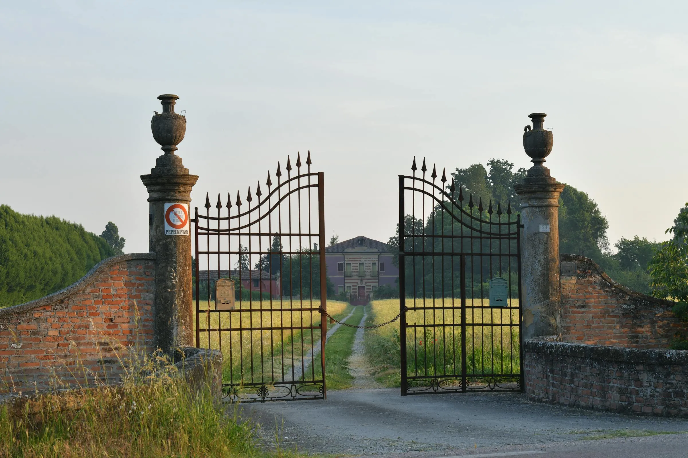 Villa di campagna nel paesaggio veneto, esempio del costruito locale.